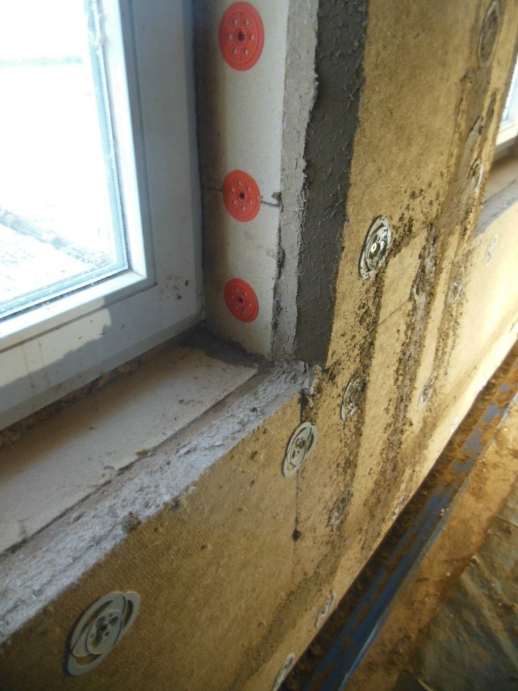 Überdämmung der Fensterleibung mit Holzfaserplatte